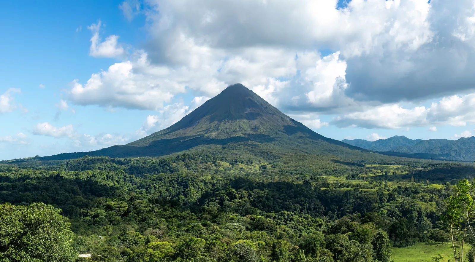 Clear view of the conical Arenal Volcano above the rainforest near La Fortuna.